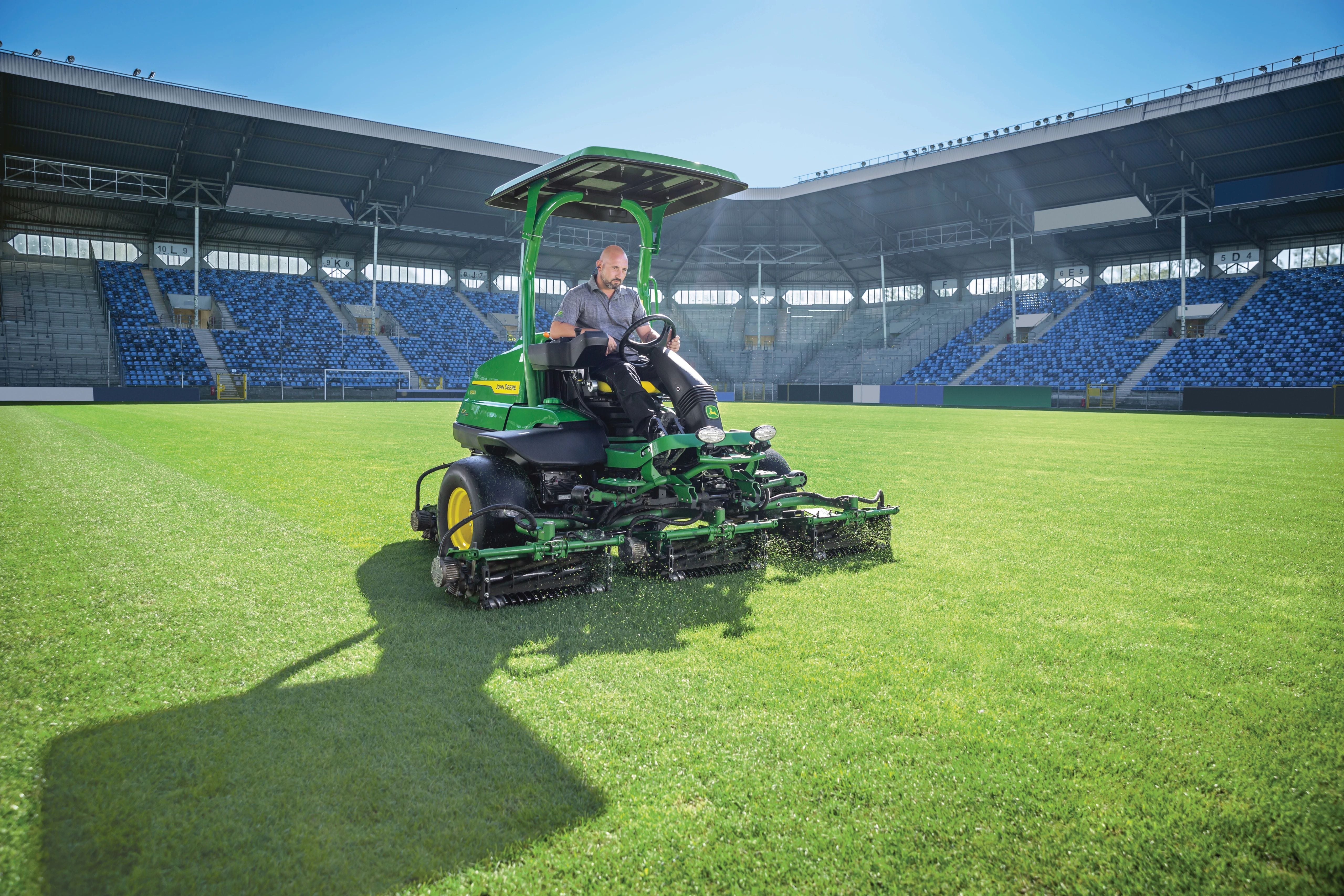 Precision pitches and fine-cut fairways: the John Deere 6700A E-Cut