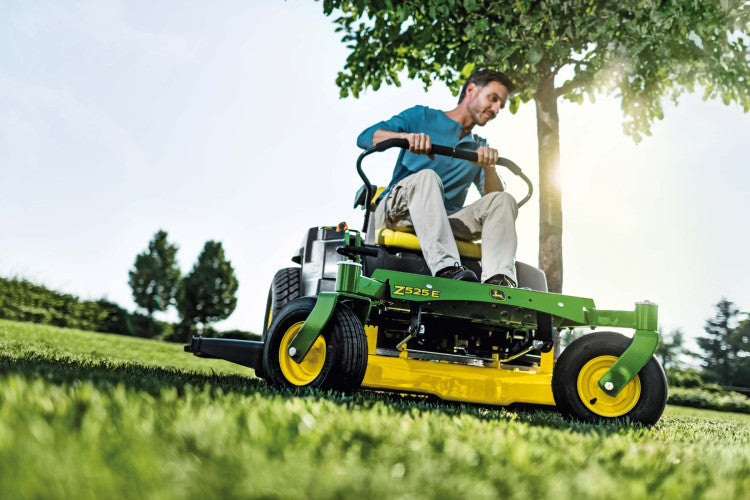 John Deere Z525E working